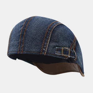 Retro-Schiebermütze aus dunkelblauem Denim mit braunem Leder-Schirm und Kontrastnaht