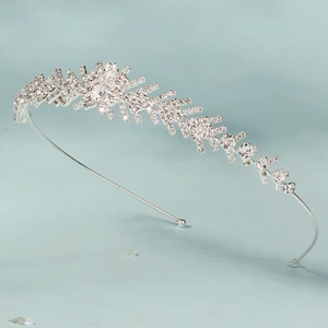 Gros plan d'un serre-tête de mariée argenté avec motif de feuilles en cristal étincelant