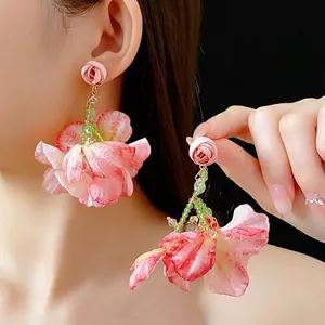 Handgefertigte rosa Stoffblumen-Ohrringe mit Perlen für einen Strand-Urlaubslook