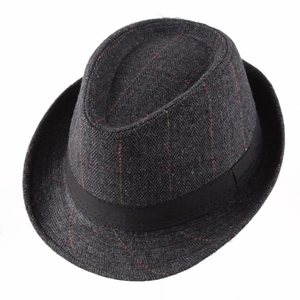 Vue détaillée du chapeau fedora gris foncé avec motif à chevrons et fines rayures orange