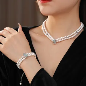 Collier de perles double épaisseur vintage français avec une pierre bleue centrale