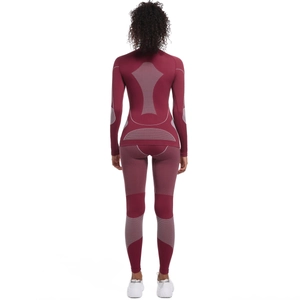 Vue arrière d'un ensemble de sport bordeaux sans couture avec textures de compression