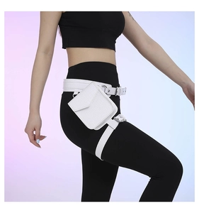 Détail du sac de jambe blanc motif crocodile avec sangles et boucle argentée