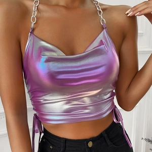 Haut dos nu violet holographique avec bretelles chaîne et détails froncés sur les côtés