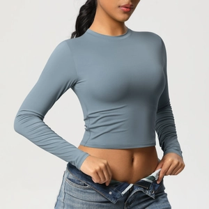 Détail du haut de yoga bleu à manches longues avec tissu mat élastique et coupe ajustée