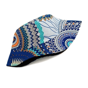 Détail d'un chapeau bob style bohème avec motifs géométriques et broderies colorées