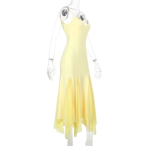 Détail d'une robe jaune clair à bretelles avec ourlet volanté irrégulier et col en V