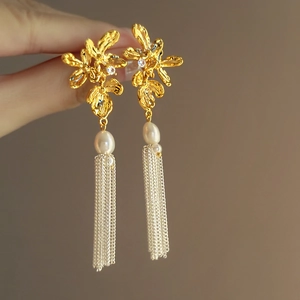 Boucles d'oreilles fleurs avec perles et chaînes à pompons en style rétro français