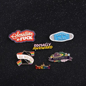Set van 6 kleurrijke emaille pinnen met creatieve slogans op sterrenachtergrond