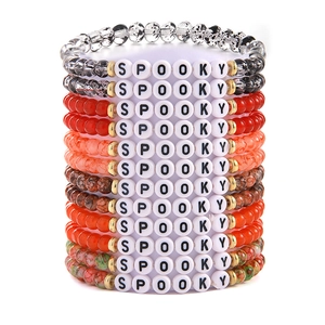 Detailansicht bunter Halloween-Perlenarmbänder mit SPOOKY-Buchstaben-Anhängern