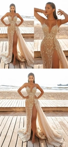 Détail de la robe longue pailletée or champagne avec fines bretelles et broderie en tulle