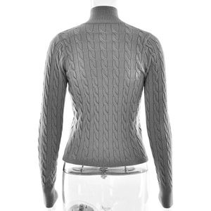 Gros plan sur un pull gris à col montant avec texture en maille torsadée et bordure côtelée