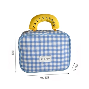 Detailansicht der blauen Karo-Kosmetiktasche mit gelbem Griff und Maßen