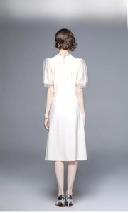 Vue arrière d'une robe française blanche à manches bouffantes et détails en tulle