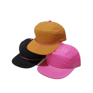 Casquettes de baseball à bord plat en jaune, noir et rose avec cordons décoratifs