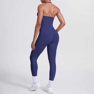 Detail des marineblauen High-Waist Yoga-Sets mit rückenfreiem Top und figurformender Hose