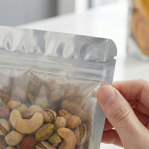 Dettaglio della busta trasparente richiudibile con chiusura a zip e frutta secca