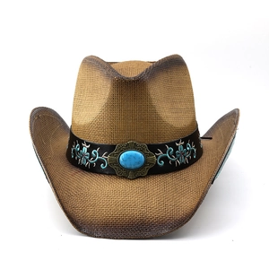 Détail de la broderie avec pierre turquoise sur un chapeau de cowboy bohème marron