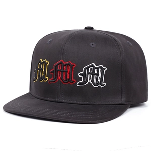 Casquette snapback noire avec broderie M gothique et visière plate style hip-hop