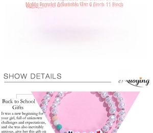 Gros plan du bracelet MAMA avec des perles en cristal colorées et perles d'eau douce