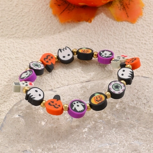Detalle de pulsera de Halloween con cuentas de arcilla, calabaza, fantasma y calavera