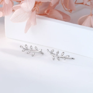 Detailansicht der polierten S925 Sterling Silber Blätter Ohrklemmen auf weißem Ständer
