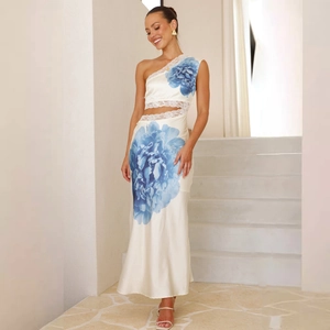 Détail de la robe en soie avec motif pivoine bleue et empiècements en dentelle