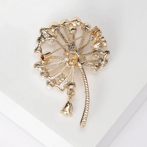 Broche pissenlit dorée élégante avec fleur de perle et pendentif cloche sur socle