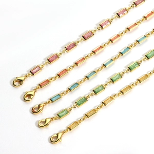 Vue détaillée de cinq bracelets en zircone colorée plaqués or avec fermoirs mousquetons