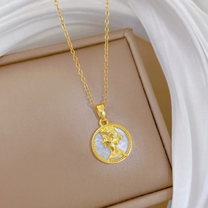 Luxuriöse goldene Titanhalskette mit Muschelanhänger und Porträt-Münzdesign