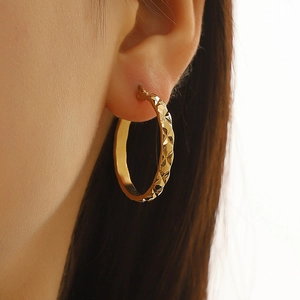 Chic 18k gold plated stainless steel hoop earrings with diamond pattern for women