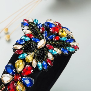 Dettaglio del cerchietto in velluto con grande farfalla di strass colorati a mano