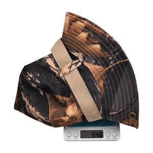Dettaglio del leggero cappello parasole mimetico da 94,6g su una bilancia digitale
