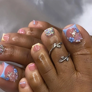 Faux Ongles de Pieds Style Français avec Papillon et Strass Design Fleur Bleue 3D Base Rose Courts Faux Ongles de Pieds pour Femmes