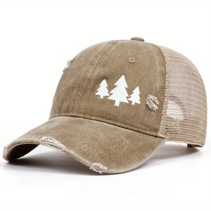 Détail d'une casquette en coton lavé kaki avec broderie de trois arbres et filet arrière