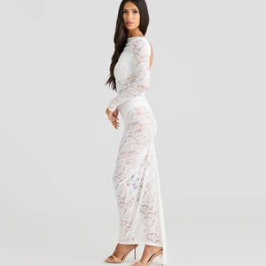 Gros plan sur robe longue en dentelle blanche avec dos nu et manches transparentes