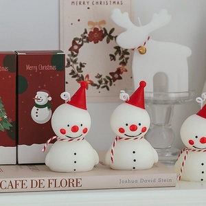 Bougie parfumée bonhomme de neige de Noël avec bonnet rouge pour décor de table fête