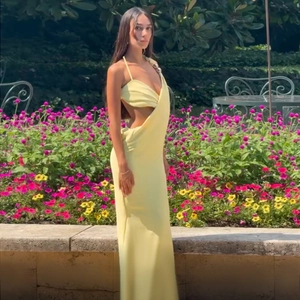 Robe longue moulante jaune clair avec licou et dos nu pour femmes en extérieur