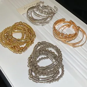 Set de 6 bracelets joncs ouverts et perlés en or, argent et rose doré avec fleurs