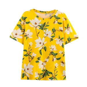 Camiseta amarilla de manga corta con estampado floral de magnolia blanca en estilo plano