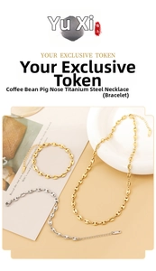 Gros plan sur l'ensemble collier et bracelet en acier titane doré et argenté à maillons grain