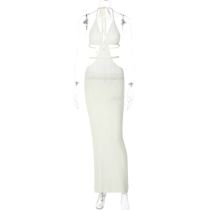 Dettaglio dell'abito bianco in maglia con scollo all'americana e ritaglio in vita