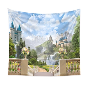 Detail eines Wandteppichs aus dichtem Stoff mit europäischem Fantasy-Schloss und Wasserfall