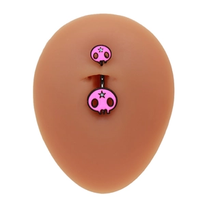 Détail d'un piercing de nombril crâne rose avec strass sur modèle en silicone