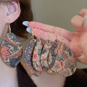Ethnic teardrop earrings made of cork with retro floral patterns and gold ear hooks