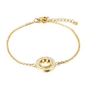 Elegantes goldenes Armband mit lächelndem Gesicht, weißen Kristallen und Verlängerung