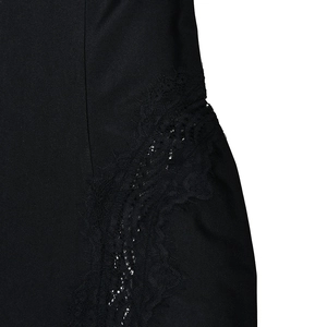Gros plan sur le détail de la dentelle noire et la texture du tissu sur le côté de la robe