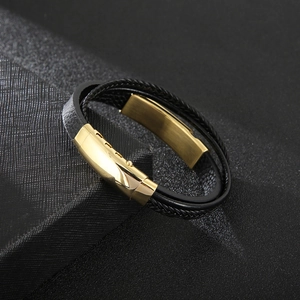 Dettaglio del bracciale da uomo in pelle intrecciata con chiusura magnetica in oro e acciaio