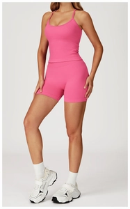 Détail d'ensemble de sport rose vif sans couture avec brassière et short de yoga