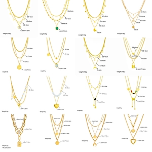 Grille détaillée de 16 colliers dorés multicouches avec perles, pièces et pendentifs papillon